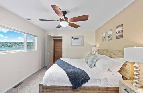 Bremerton Casa | Dockside Retreat w/ Hot Tub, Kayaks, & Firepit