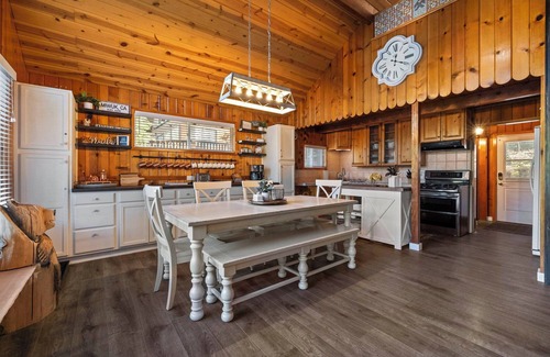 Mi-Wuk Village Cabina | Dodge Ridge Parking Pass~ Pet Friendly ~ Fast WiFi ~ EV Charger & More
