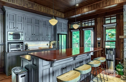 Muskoka Lakes Cabaña | Doesn't Get Better! Muskoka Luxury! 7Bdrms, 5Bath, Boathouse! Bunkie!