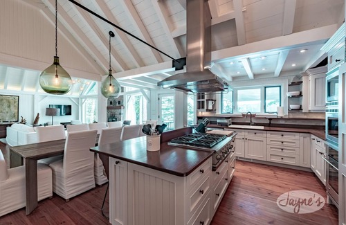 Muskoka Lakes Cabaña | Doesn't Get Better! Muskoka Luxury! 7Bdrms, 5Bath, Boathouse! Bunkie!