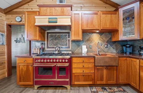 Pine Cove Cabina | Dog Friendly Cabin w/ hot tub & stunning mountain views