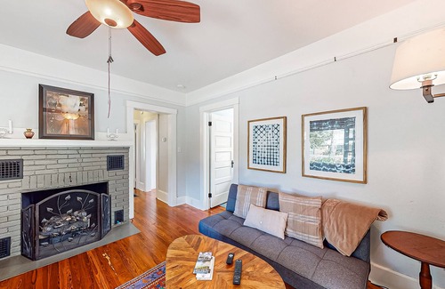 Mount Dora Casa | Dog-friendly 1920s home near downtown with a yard, grill, streaming, & AC