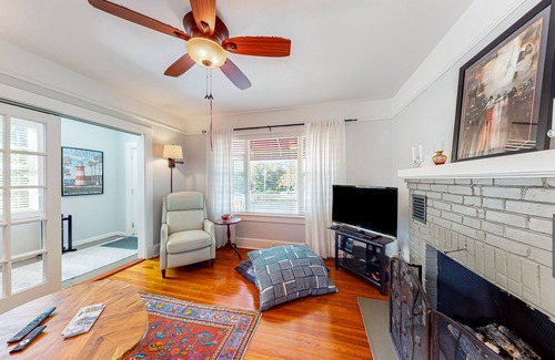 Mount Dora Casa | Dog-friendly 1920s home near downtown with a yard, grill, streaming, & AC