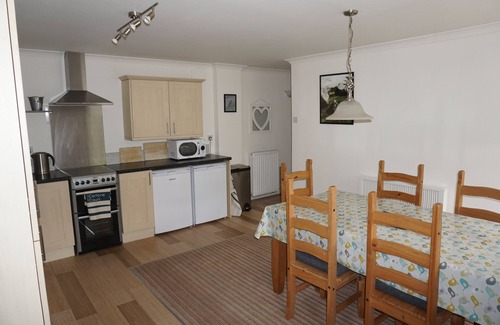 Slapton Casa | Dog friendly 2 bed barn - walking distance to Slapton Sands Beach & Slapton Ley
