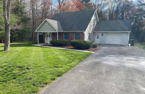 Arendtsville Casa | Dog friendly 3-bedroom house with hot tub, 12 min from Gettysburg!