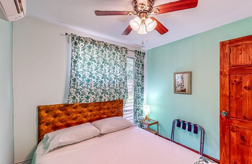 Tárcoles Cama Y Desayuno | Dog-friendly 4-villa complex near beach with outdoor pool, community kitchen, AC