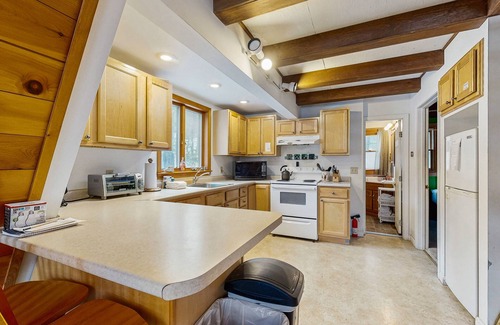 Madison Chalet De Esquí | Dog-friendly A-frame with firepit, fireplace, AC, & kayaks - walk to the beach