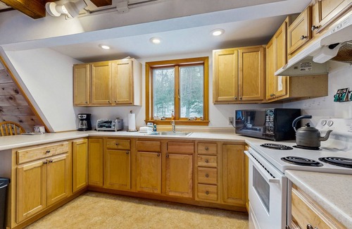 Madison Chalet De Esquí | Dog-friendly A-frame with firepit, fireplace, AC, & kayaks - walk to the beach