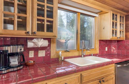 Sunriver Casa | Dog Friendly, across from tubing/SHARC, Nectar bed