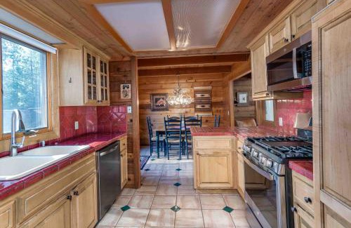 Sunriver Casa | Dog Friendly, across from tubing/SHARC, Nectar bed