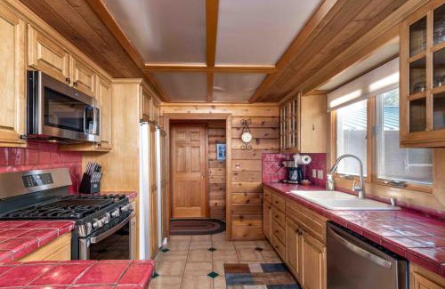 Sunriver Casa | Dog Friendly, across from tubing/SHARC, Nectar bed