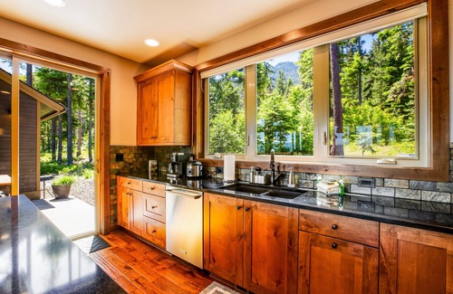 Cle Elum Cabina | Dog-friendly alpine hideaway with firepit, grill, EV charger, mountain views