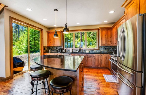 Cle Elum Cabina | Dog-friendly alpine hideaway with firepit, grill, EV charger, mountain views