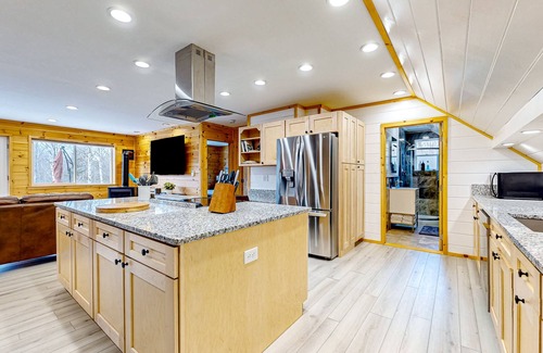 Rockwood Apartamento | Dog-friendly apartment by Moosehead Lake with sprawling deck & firepit