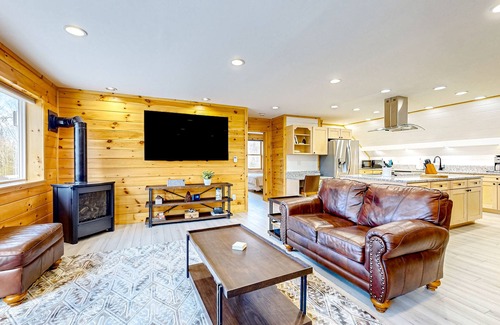 Rockwood Apartamento | Dog-friendly apartment by Moosehead Lake with sprawling deck & firepit