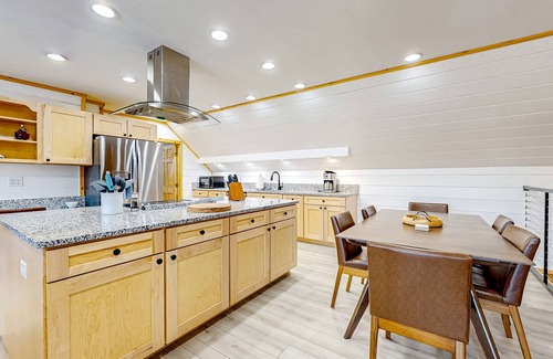 Rockwood Apartamento | Dog-friendly apartment by Moosehead Lake with sprawling deck & firepit