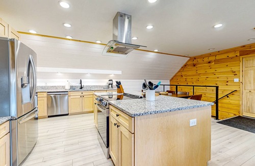 Rockwood Apartamento | Dog-friendly apartment by Moosehead Lake with sprawling deck & firepit