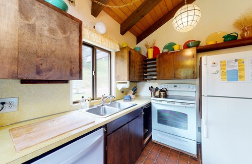 Joseph Cabina | Dog-friendly & attractive lakefront house with water views & washer/dryer