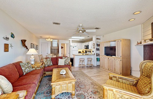 East End Casa | Dog-friendly beachfront townhouse with comunity pool, washer/dryer, central AC