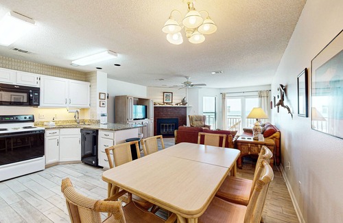 East End Casa | Dog-friendly beachfront townhouse with comunity pool, washer/dryer, central AC