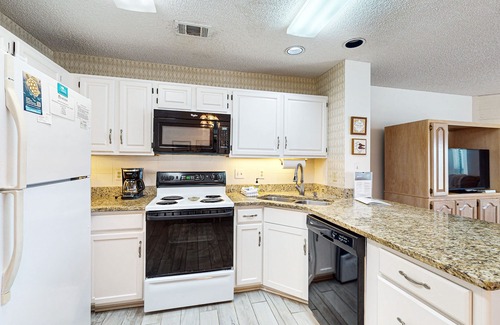 East End Casa | Dog-friendly beachfront townhouse with comunity pool, washer/dryer, central AC