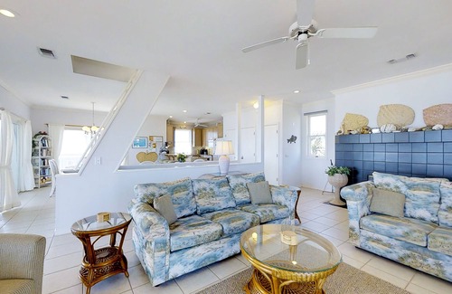 Treasure Beach Village Casa | Dog-friendly beachfront gem - community pool, tennis, washer/dryer, central AC