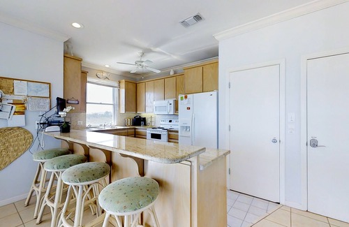 Treasure Beach Village Casa | Dog-friendly beachfront gem - community pool, tennis, washer/dryer, central AC