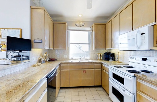 Treasure Beach Village Casa | Dog-friendly beachfront gem - community pool, tennis, washer/dryer, central AC