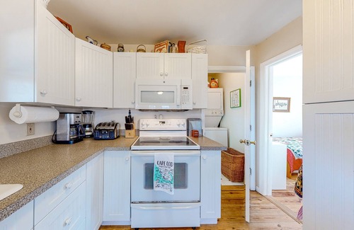 Sagamore Beach Casa | Dog-friendly bay view cottage with a furnished porch, washer/dryer, & roof deck