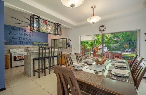 Puerto Carrillo Casa | ¡NUEVO LISTADO! Hermosa casa de playa que admite perros, con piscina privada y sala de televisión.