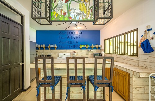 Puerto Carrillo Casa | ¡NUEVO LISTADO! Hermosa casa de playa que admite perros, con piscina privada y sala de televisión.