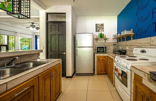 Puerto Carrillo Casa | ¡NUEVO LISTADO! Hermosa casa de playa que admite perros, con piscina privada y sala de televisión.