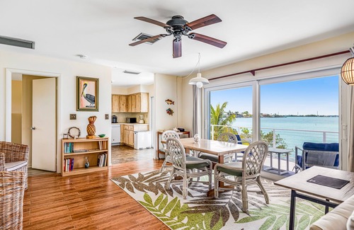 Marathon Casa | Dog-friendly beach escape with dock, furnished deck & bay views