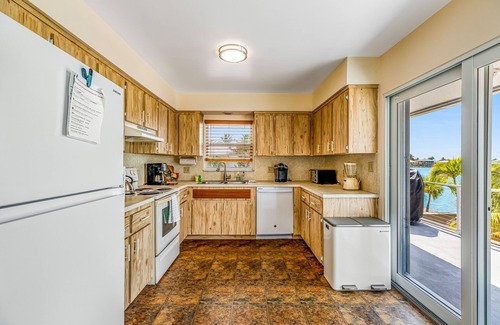 Marathon Casa | Dog-friendly beach escape with dock, furnished deck & bay views