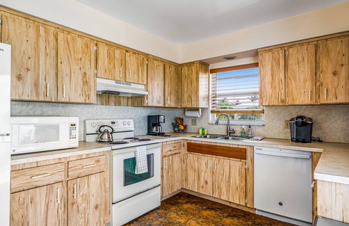Marathon Casa | Dog-friendly beach escape with dock, furnished deck & bay views