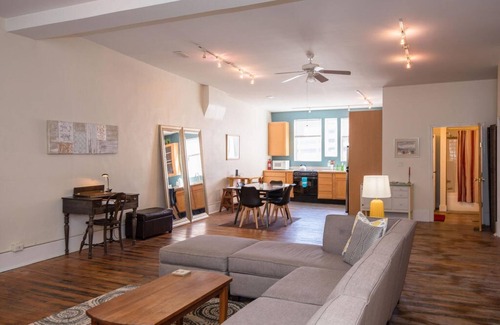 Historic Montford Apartamento | Dog-friendly Broadway Loft