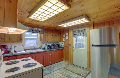 Burnsville Cabina | Dog-Friendly Burnsville Cabin Rental Near Hiking!