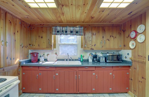 Burnsville Cabina | Dog-Friendly Burnsville Cabin Rental Near Hiking!