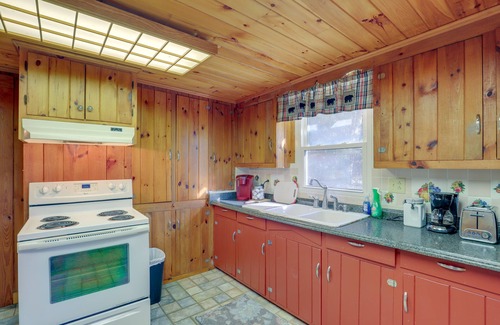 Burnsville Cabaña | Dog-friendly Burnsville Cabin Rental Near Hiking!