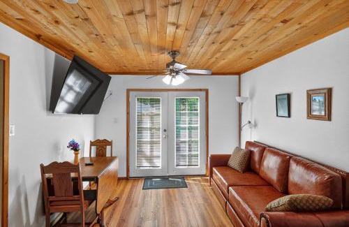 Cobb Casa | Dog-Friendly Cabin 2 Mi to Trails cabin
