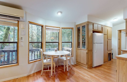 Brookings Cabina | Dog-friendly cabin near beach with private hot tub, grill, patio, streaming, AC