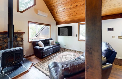 Applegate Casa | Dog-friendly cabin on a working goat farm with private deck, firepit & fireplace