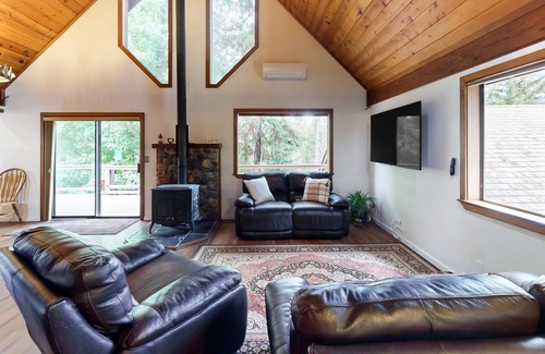 Applegate Casa | Dog-friendly cabin on a working goat farm with private deck, firepit & fireplace