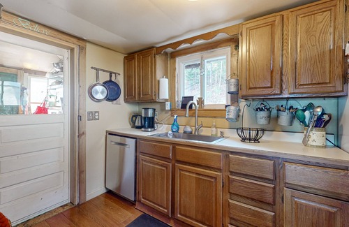 Fair Haven Cabina | Dog-friendly cabin on the water with a sunroom, firepit, & full kitchen