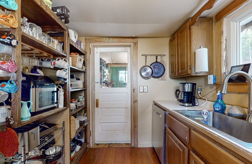 Fair Haven Cabina | Dog-friendly cabin on the water with a sunroom, firepit, & full kitchen