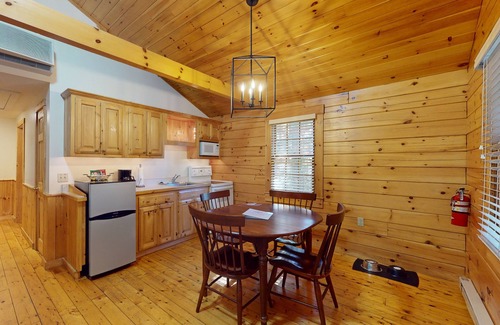 Northport Cabina | Dog-friendly cabin retreat with kitchen, firepit, hiking & outdoor fun