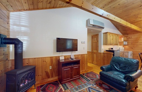 Northport Cabina | Dog-friendly cabin retreat with kitchen, firepit, hiking & outdoor fun