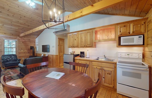 Northport Cabina | Dog-friendly cabin retreat with kitchen, firepit, hiking & outdoor fun