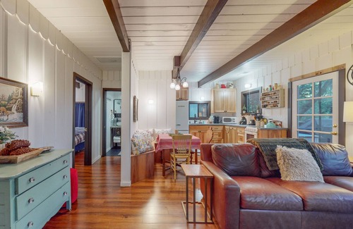 Hacienda Casa | Dog-friendly cabin under towering redwoods w/expansive deck, bbq & hot tub
