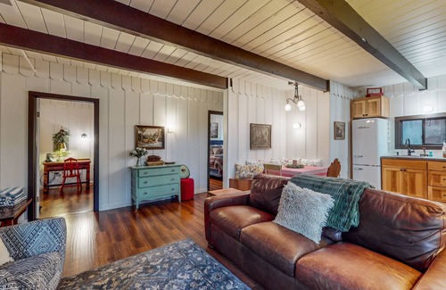 Hacienda Casa | Dog-friendly cabin under towering redwoods w/expansive deck, bbq & hot tub